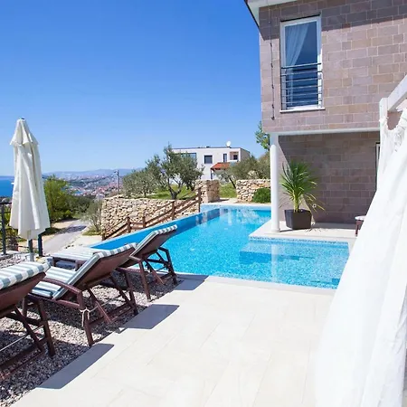 Royal 1 Podstrana Nyaraló